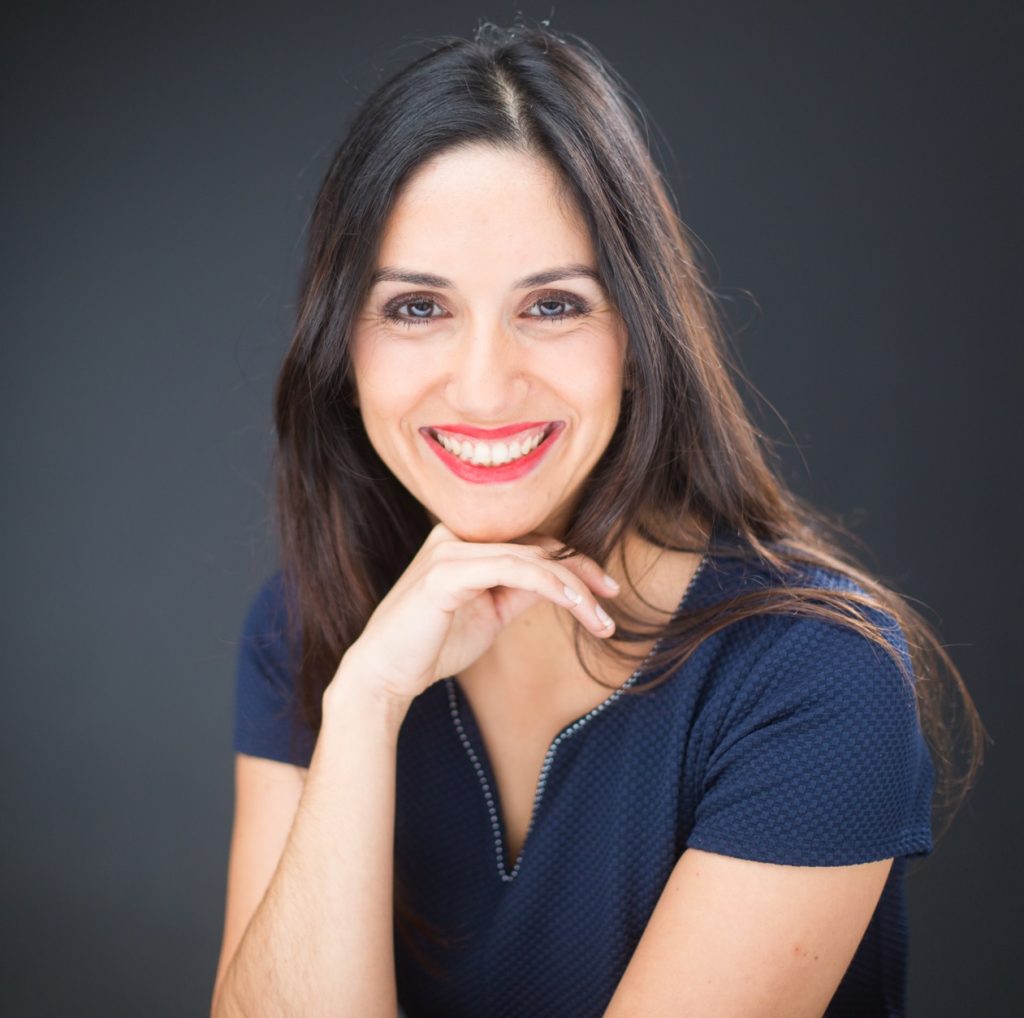 Portrait de Fatine Iraqi Houssaini, auteure et conférencière sur la valorisation de votre parcours professionnel